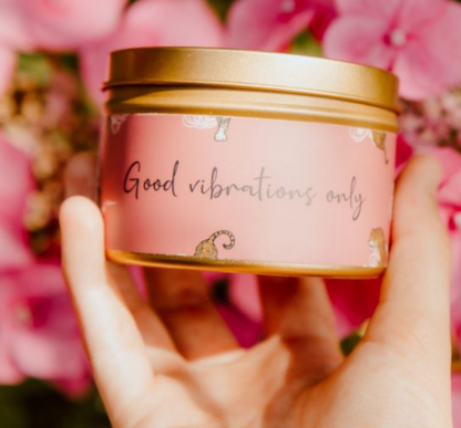 Quote kaars in gouden blik – Good vibrations only